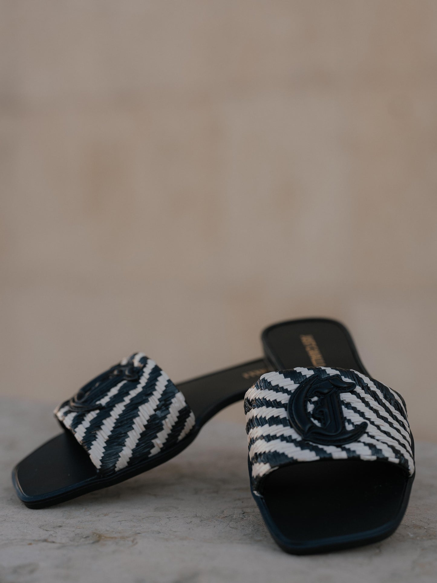 Zebra low sandal