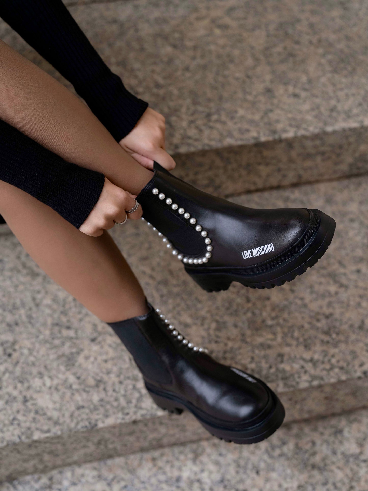 Low boot with pearls