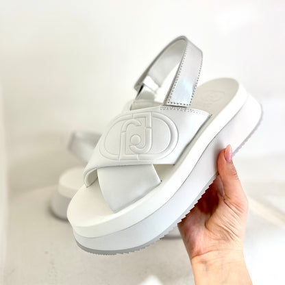 Platform sandals in white