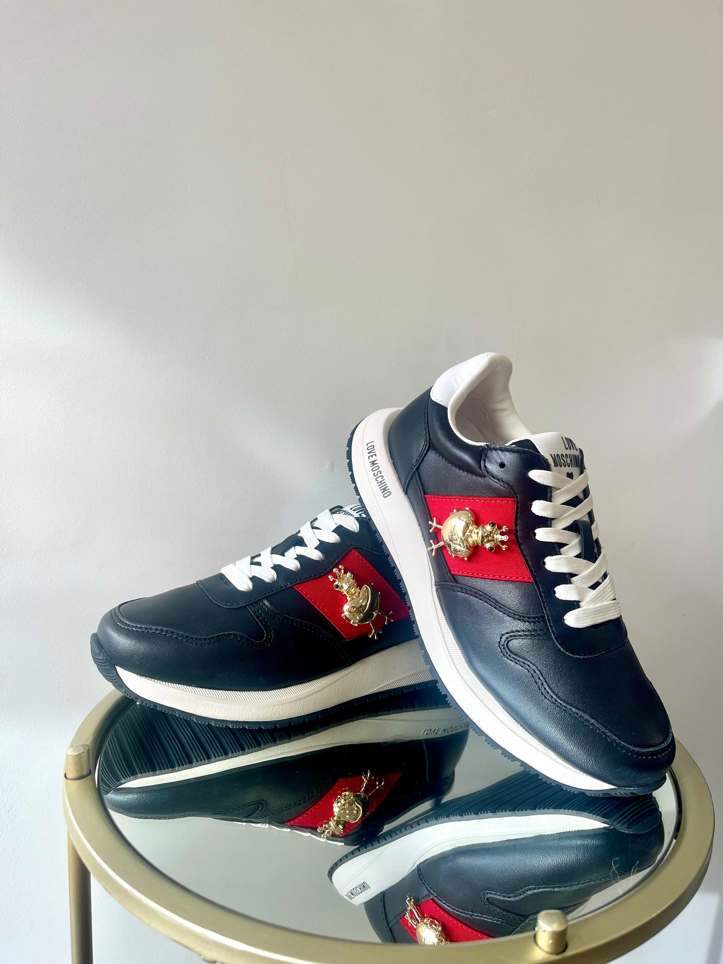 Black frog sneaker