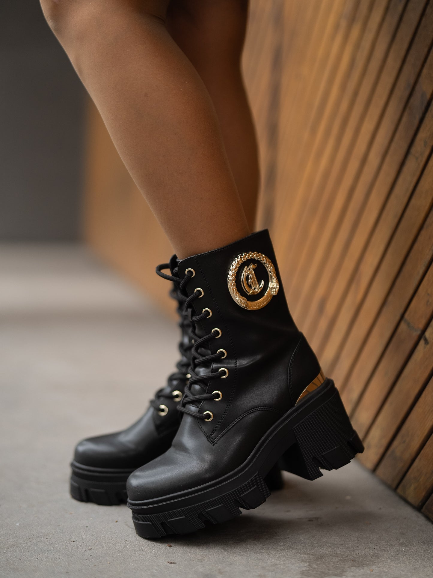 Combat boot with gold details