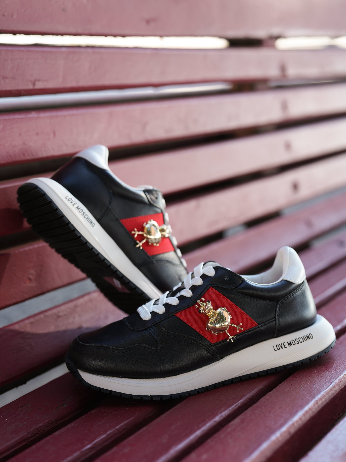 Black frog sneaker