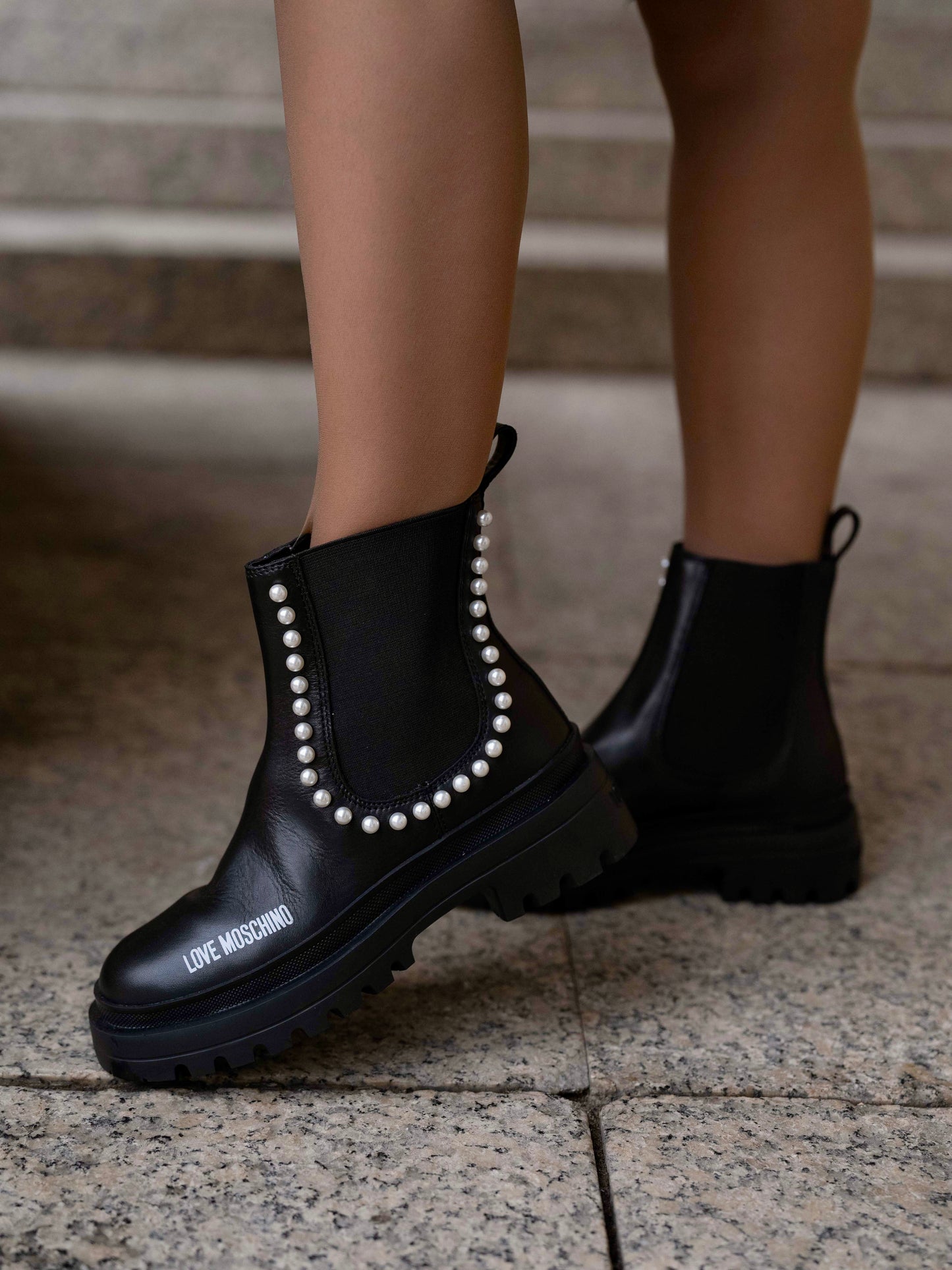 Low boot with pearls