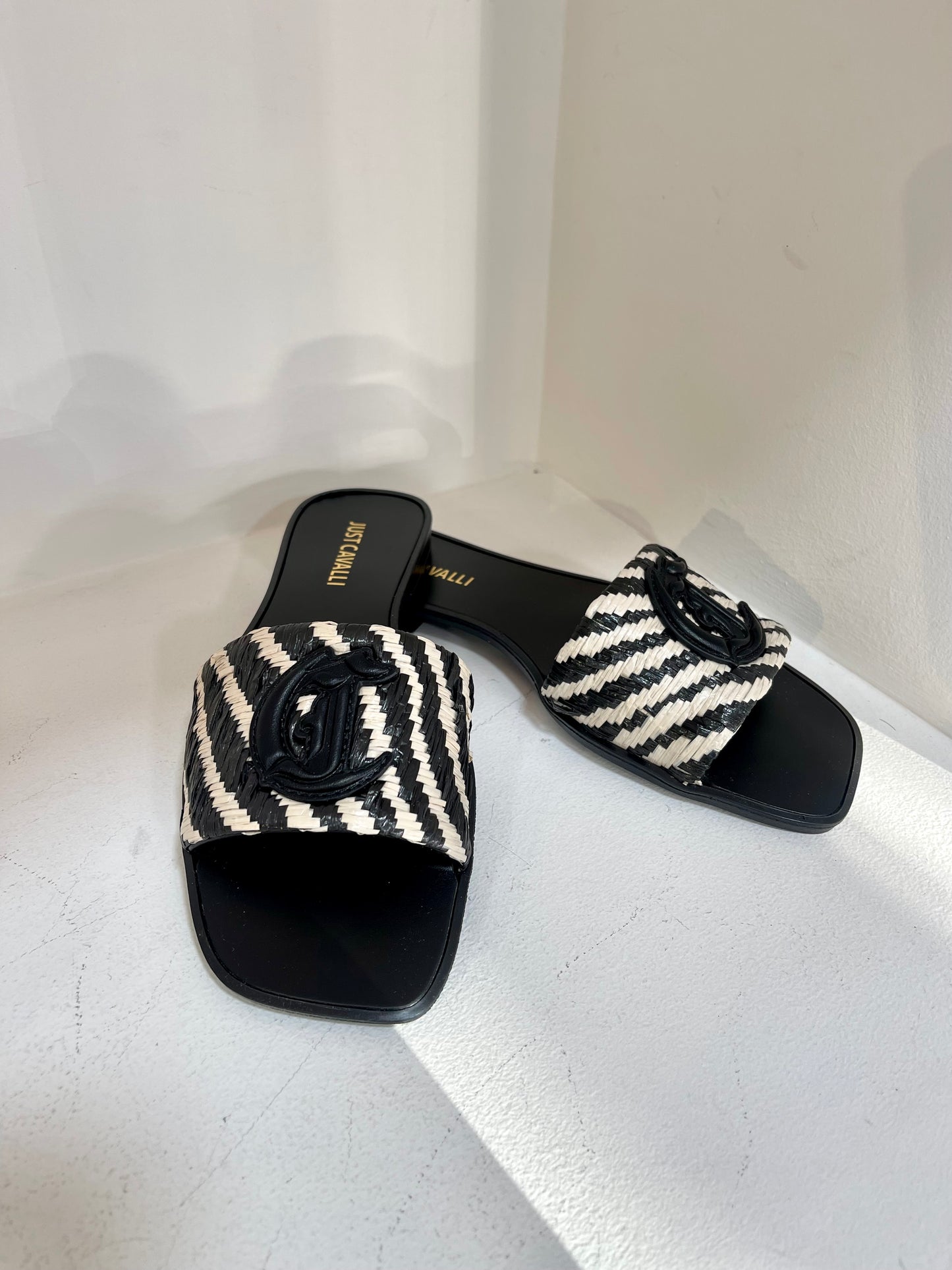 Zebra low sandal