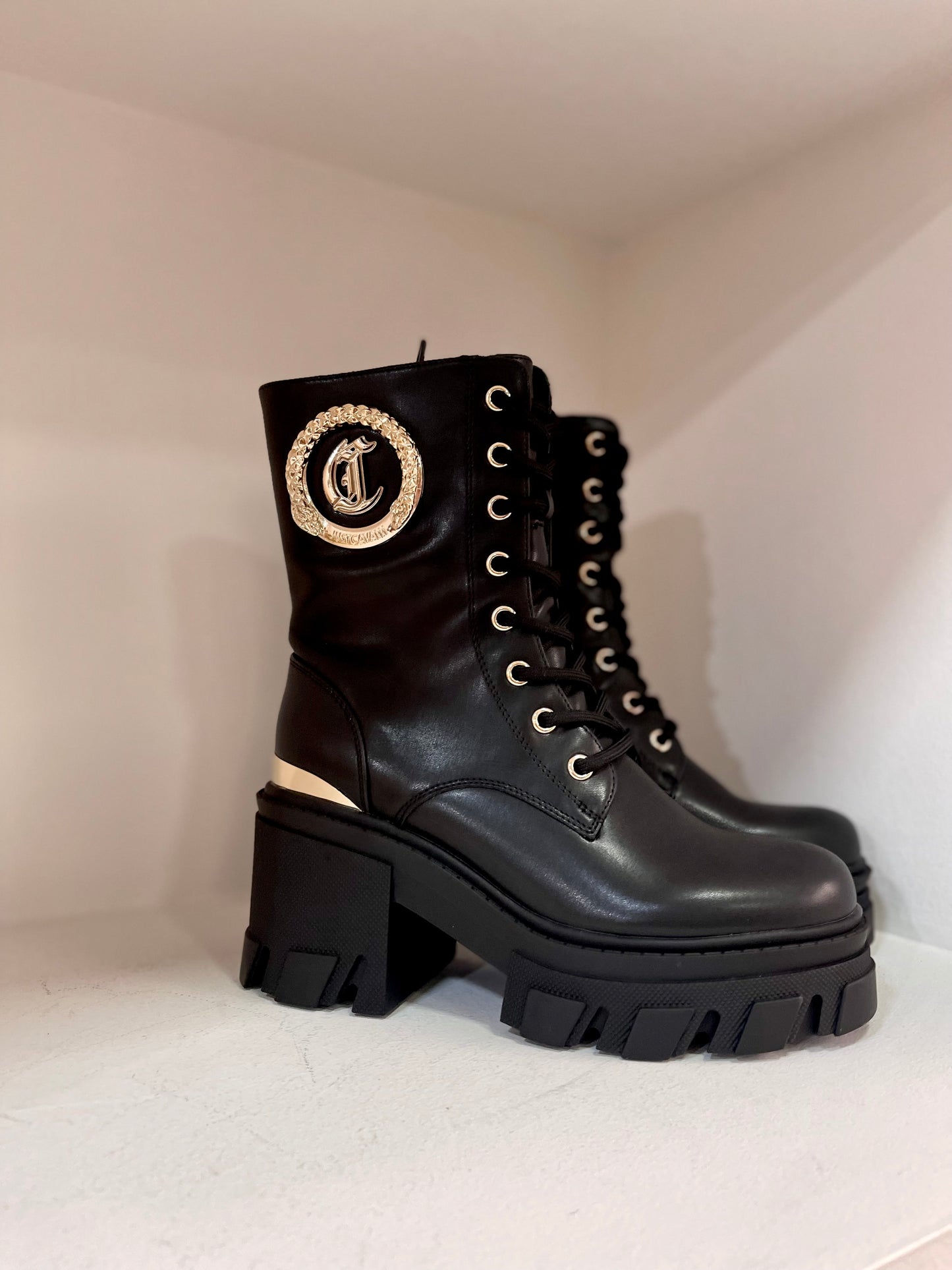 Combat boot with gold details