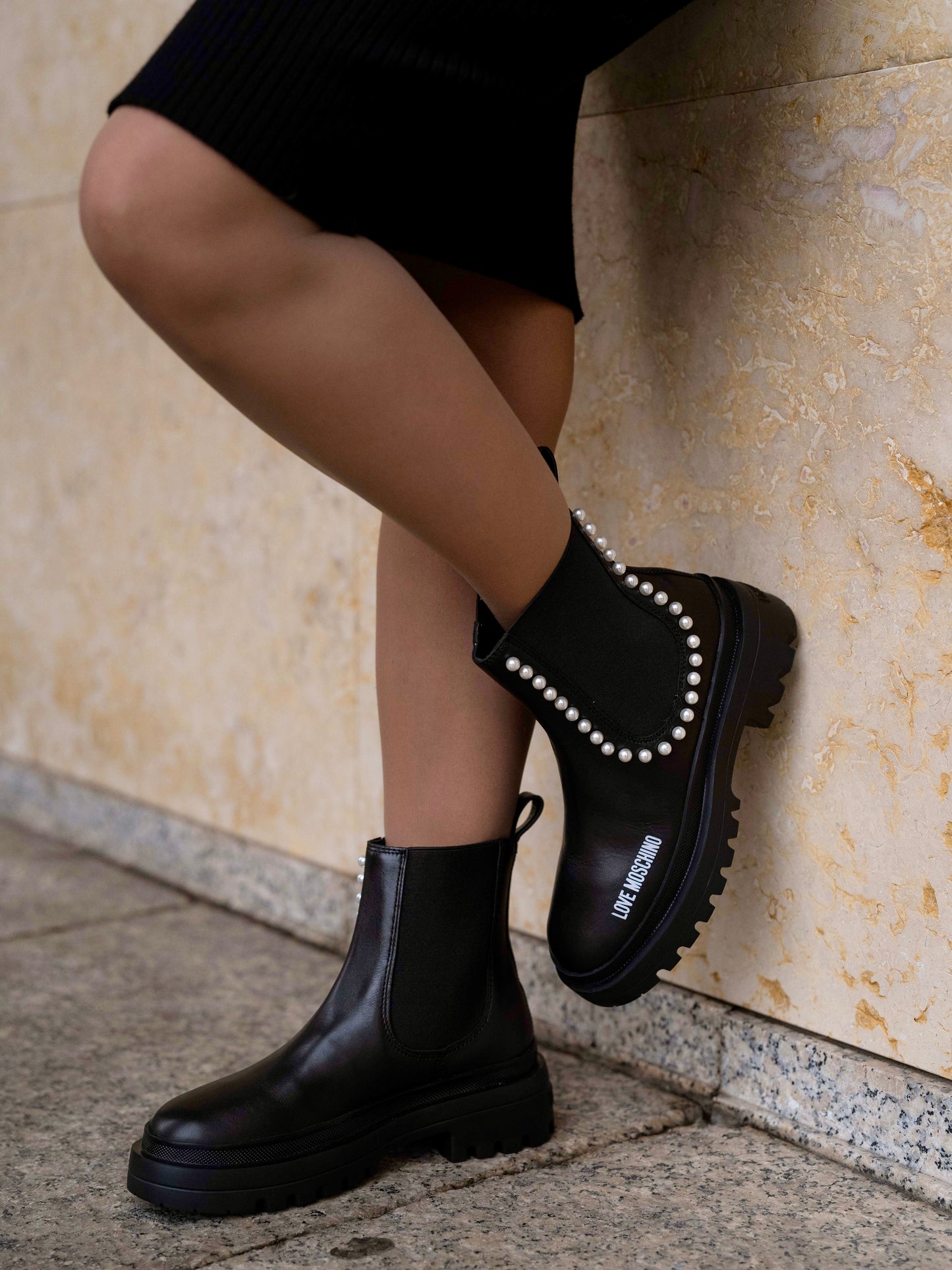 Low boot with pearls