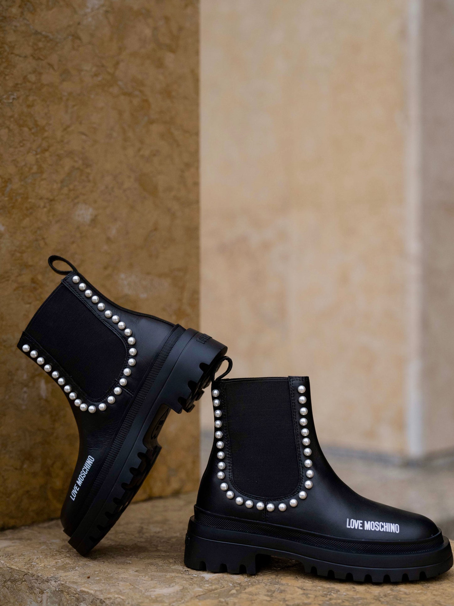 Low boot with pearls