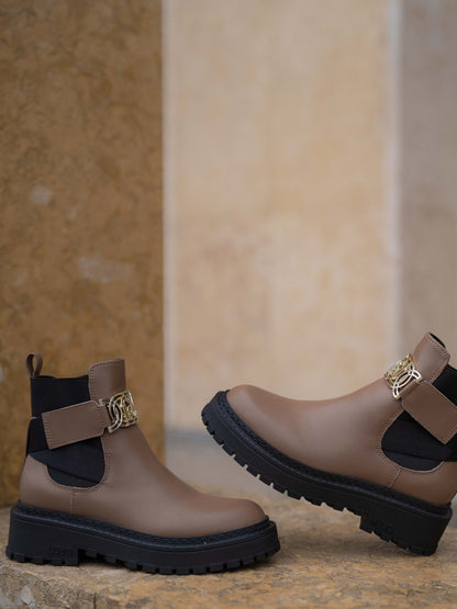 Brown ankle boots with maxi-logo