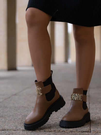 Brown ankle boots with maxi-logo