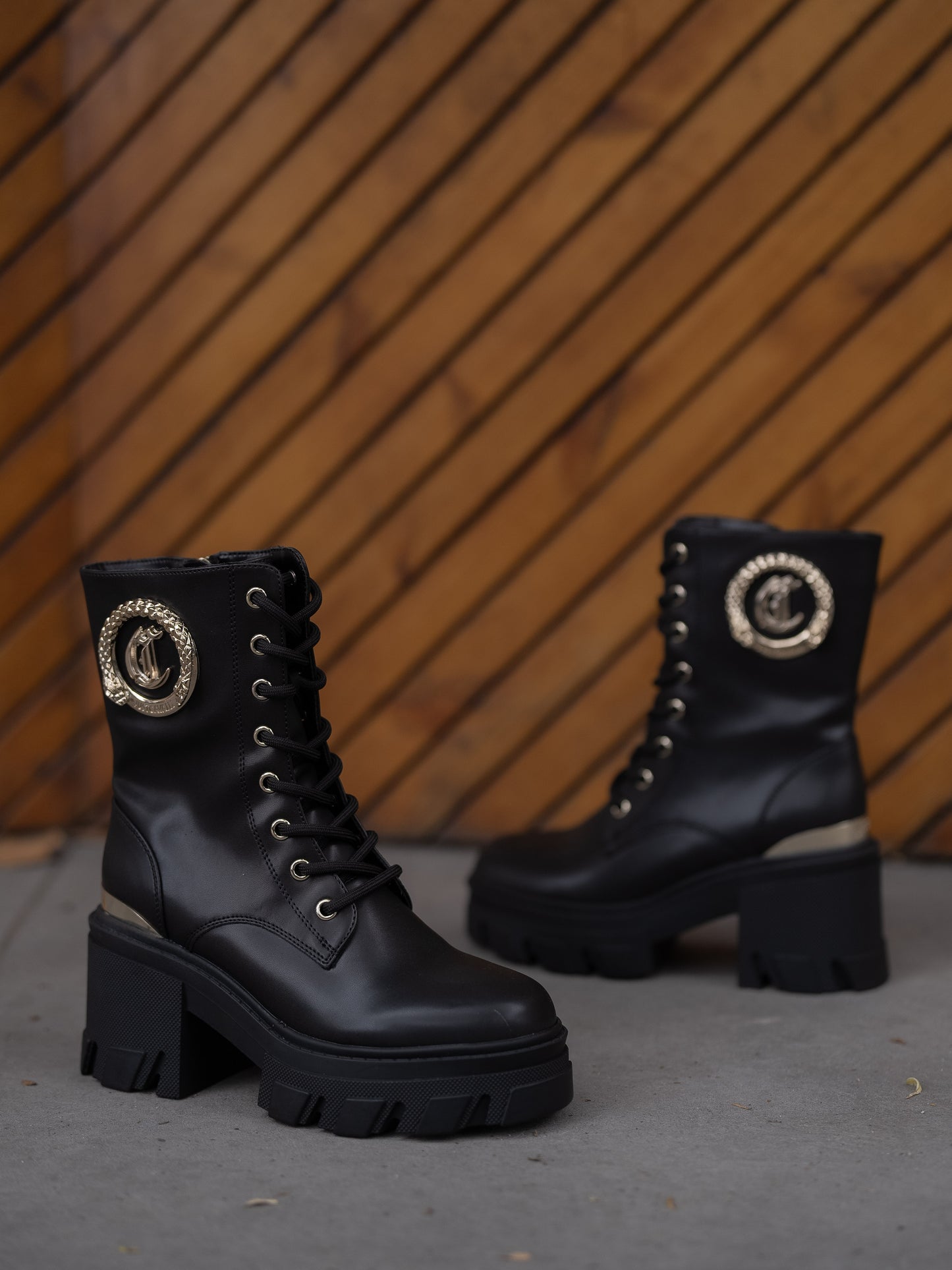 Combat boot with gold details