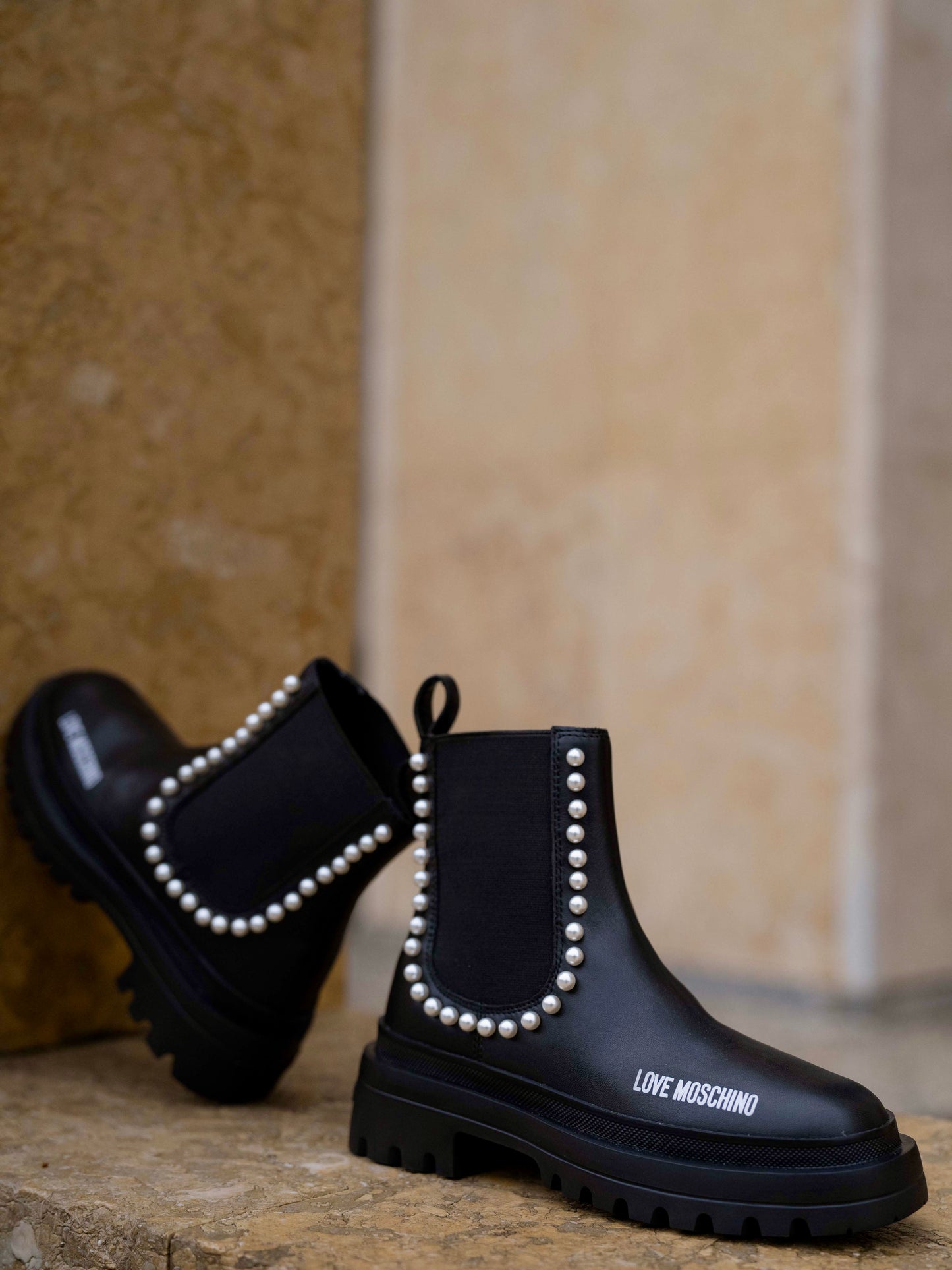 Low boot with pearls