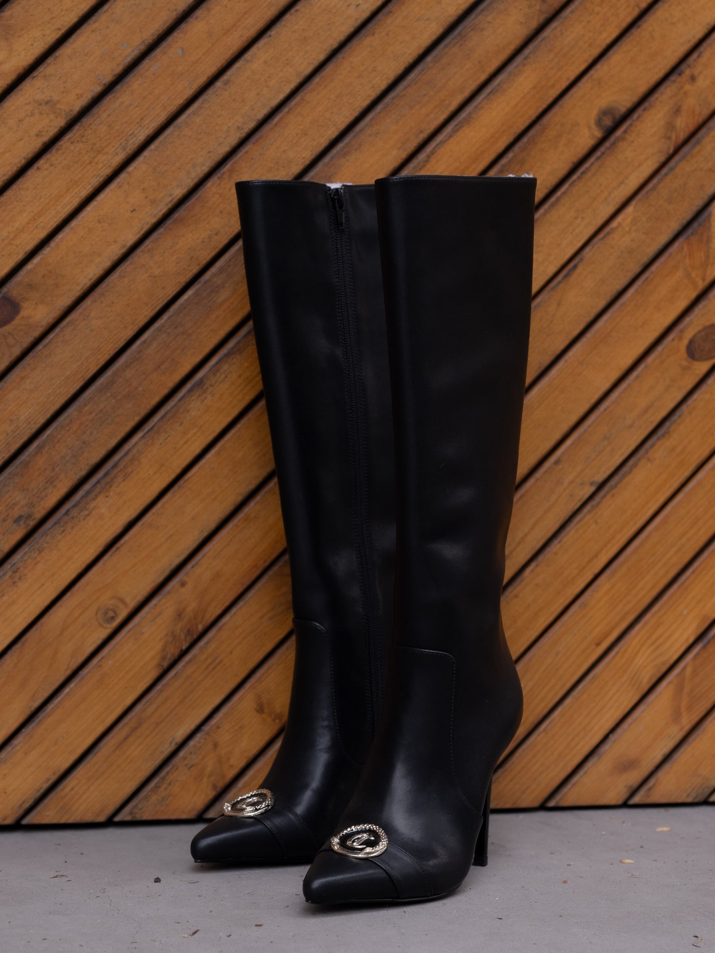 Leather boot with pin