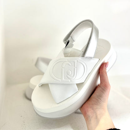 Platform sandals in white