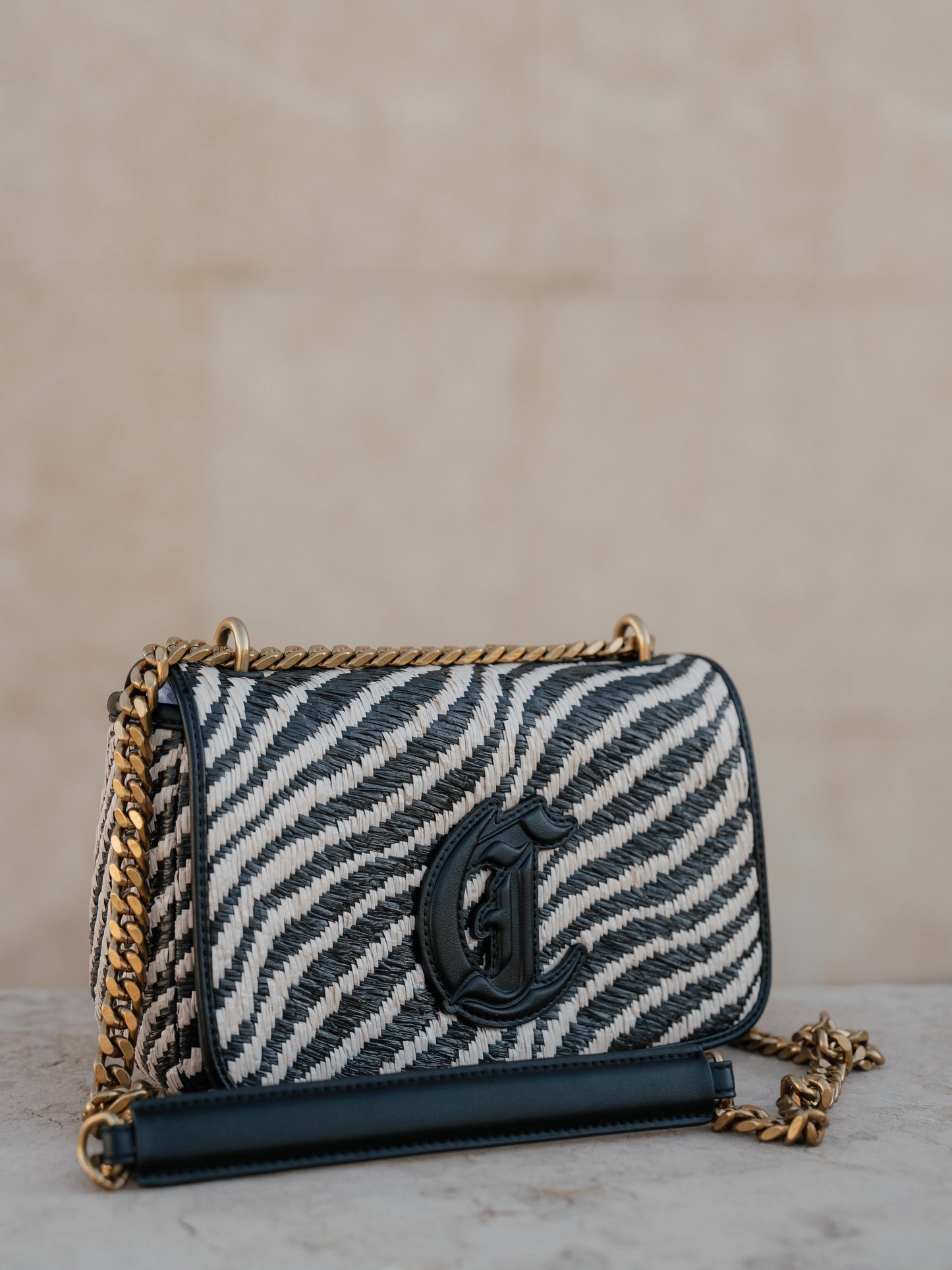 Shoulder zebre straw bag