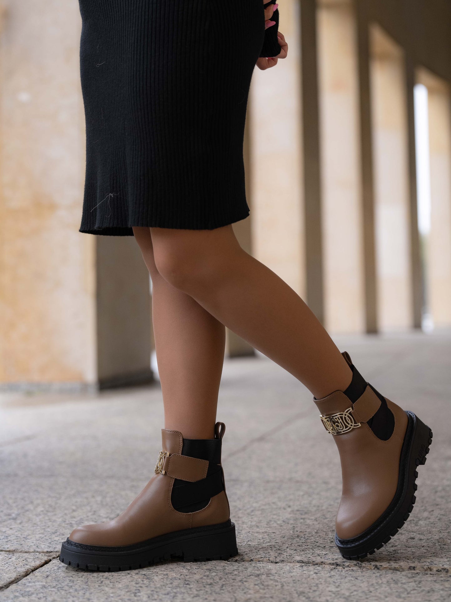 Brown ankle boots with maxi-logo