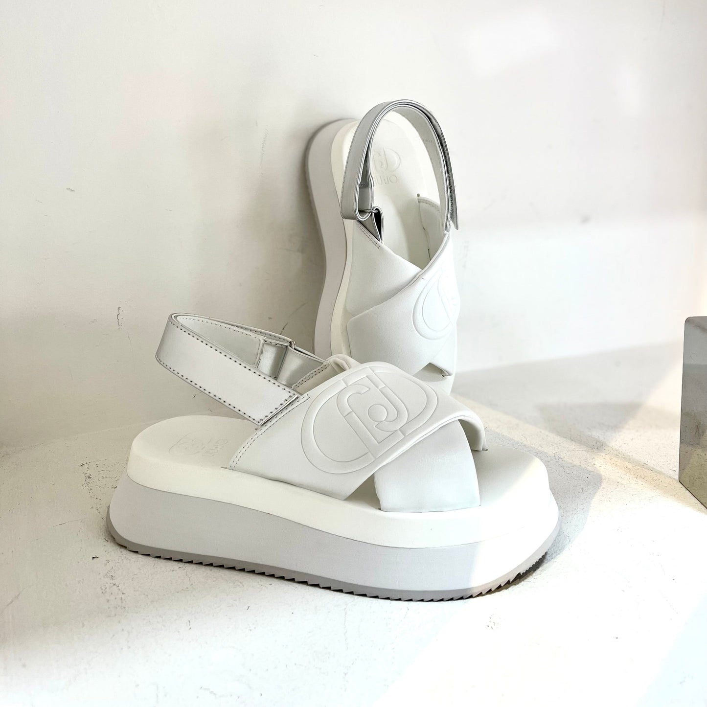 Platform sandals in white