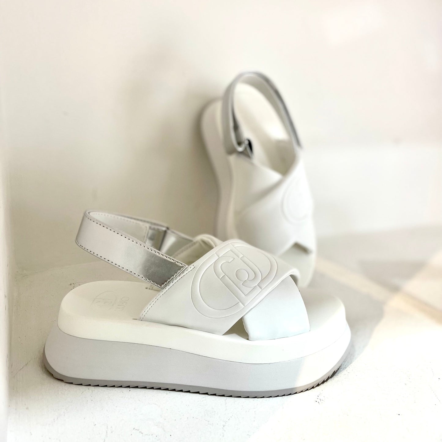 Platform sandals in white