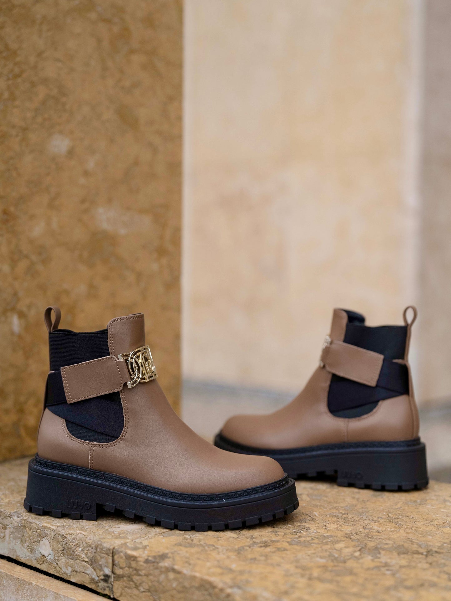 Brown ankle boots with maxi-logo