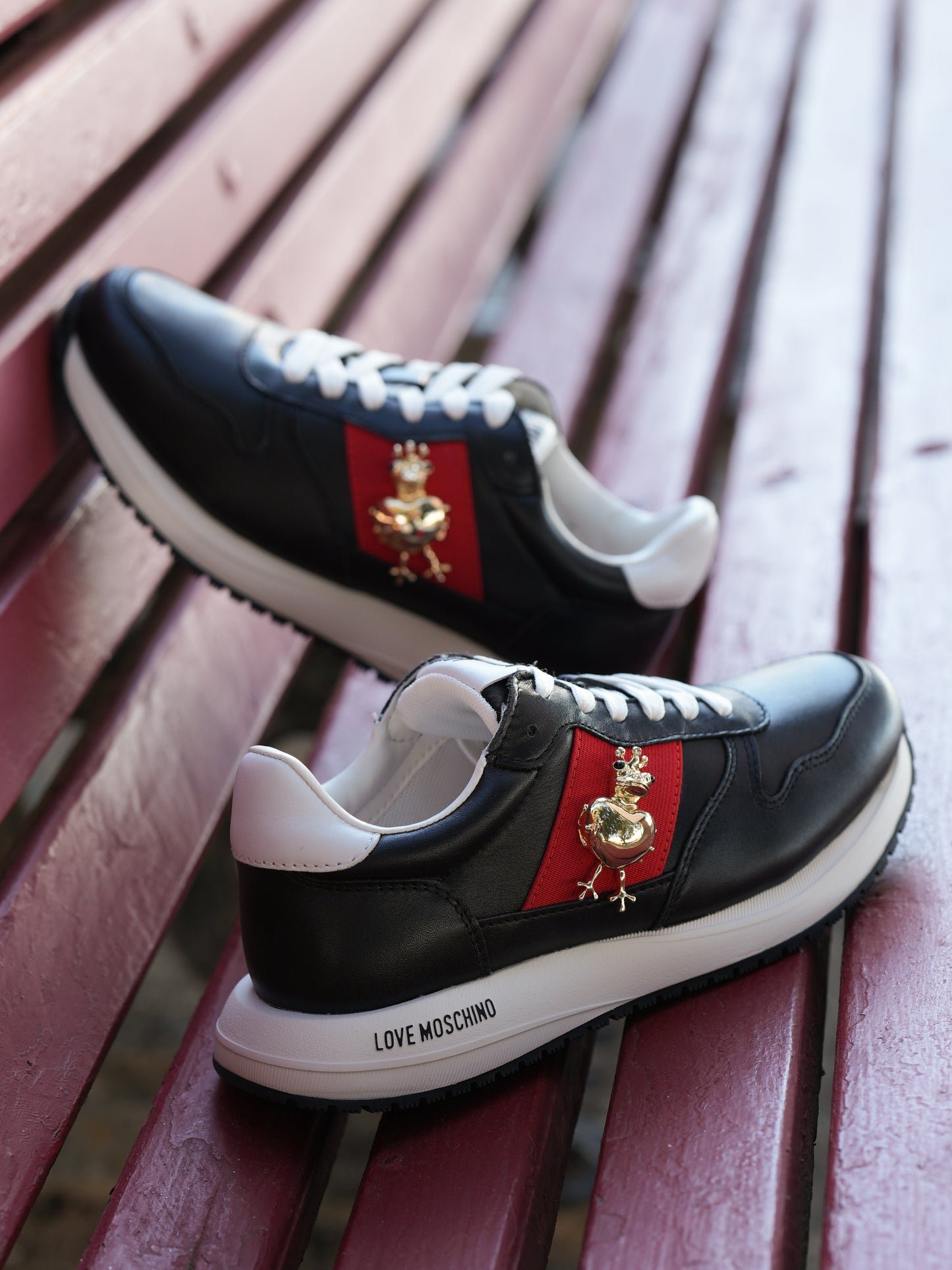 Black frog sneaker