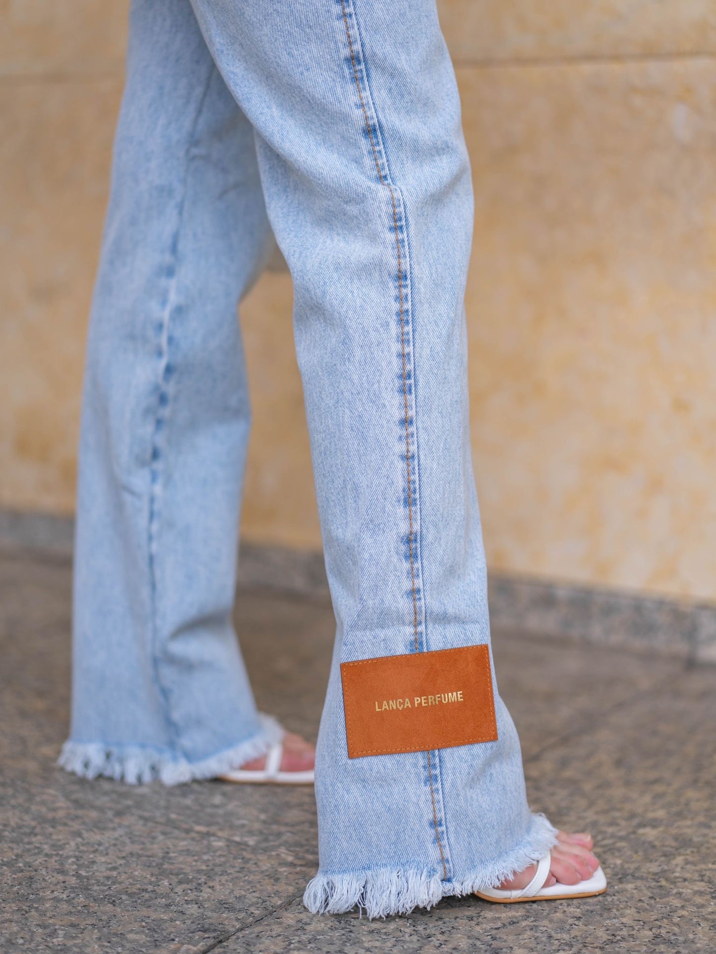 Calça jeans com detalhes