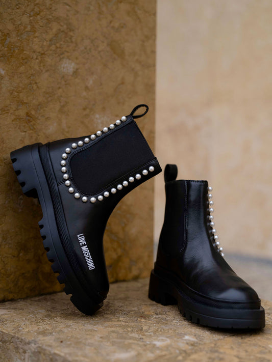 Low boot with pearls