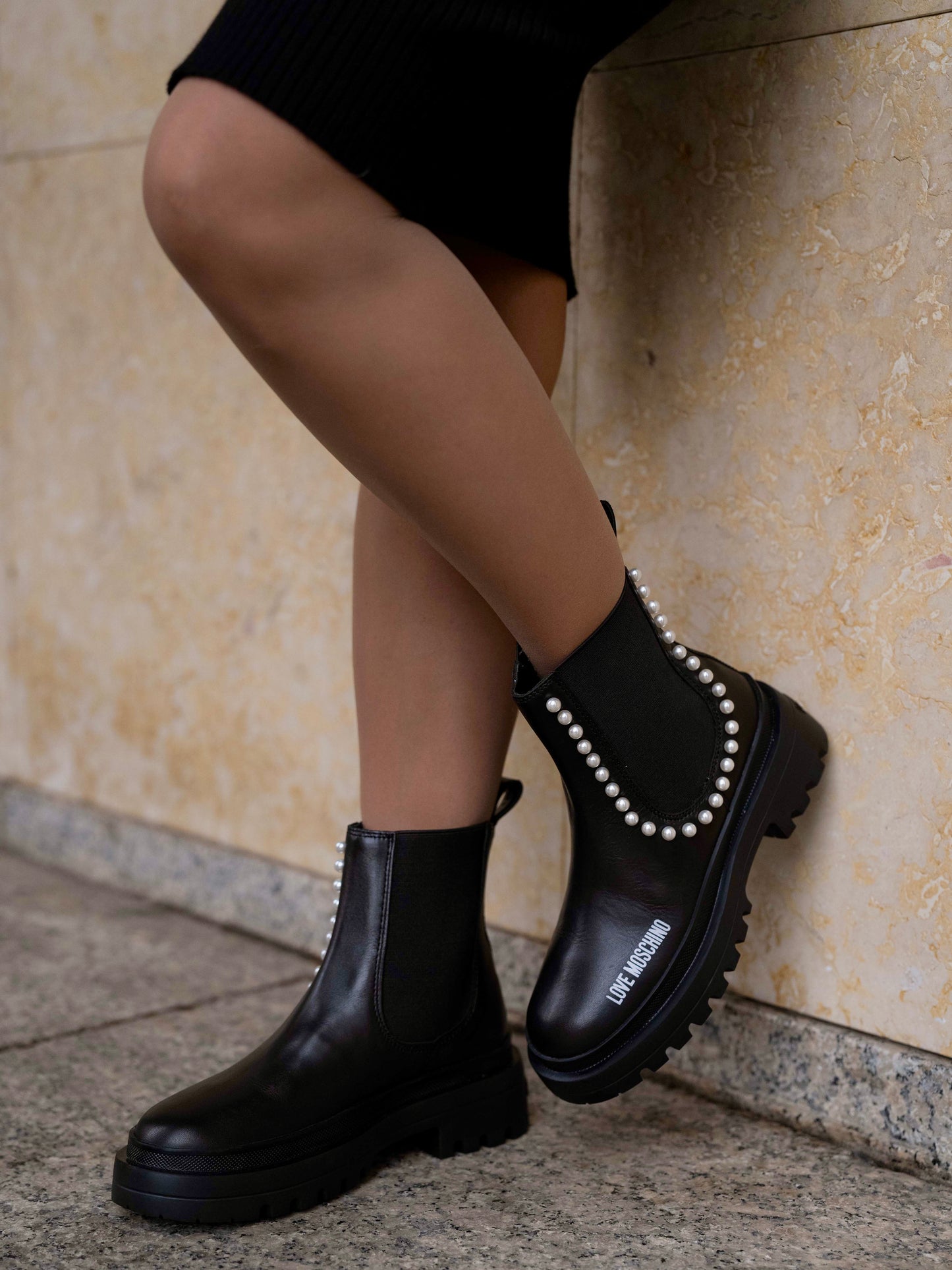 Low boot with pearls