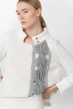 White sweatshirt with gray melange knit braid