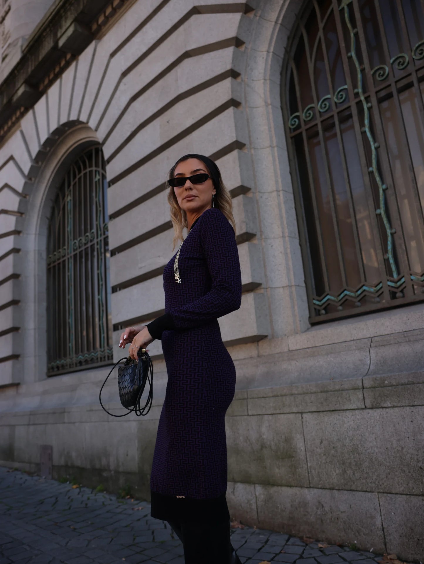 Vestido em monograma com detalhe de corrente