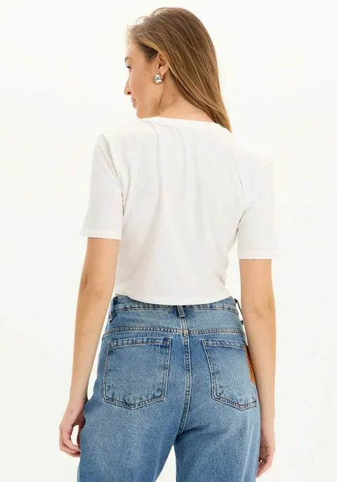 T-shirt cropped com corrente